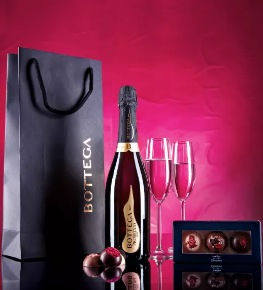 Gifts - Bottega Poeti and Chocolates, £39.00 - Nothing beats celebrating with friends and family with some Prosecco and luxury chocolates.