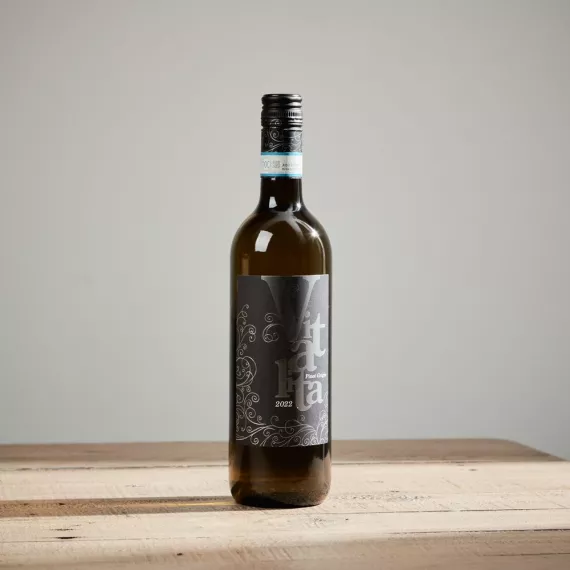 hampers - Vitalita delle Venezie DOC Pinot Grigio, £10.95 - A crisp and refreshing Pinot Grigio from Italy, with a light, clean, and fruity flavor profile.