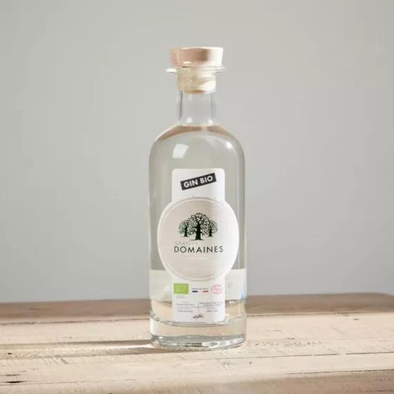 hampers - Grands Domaines Bio Organic Oak Aged Gin, £35.95 - An organic barrel-aged gin from Domain Francis Abecassis' Grands Domaines range, made using winter wheat grown in Camargue and organic juniper berries.